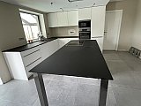 Cuisine blanche mat avec plan de travail en compact noir &agrave; Florennes  - Cuisines &eacute;quip&eacute;es design compl&egrave;tes Cr&eacute;a-M